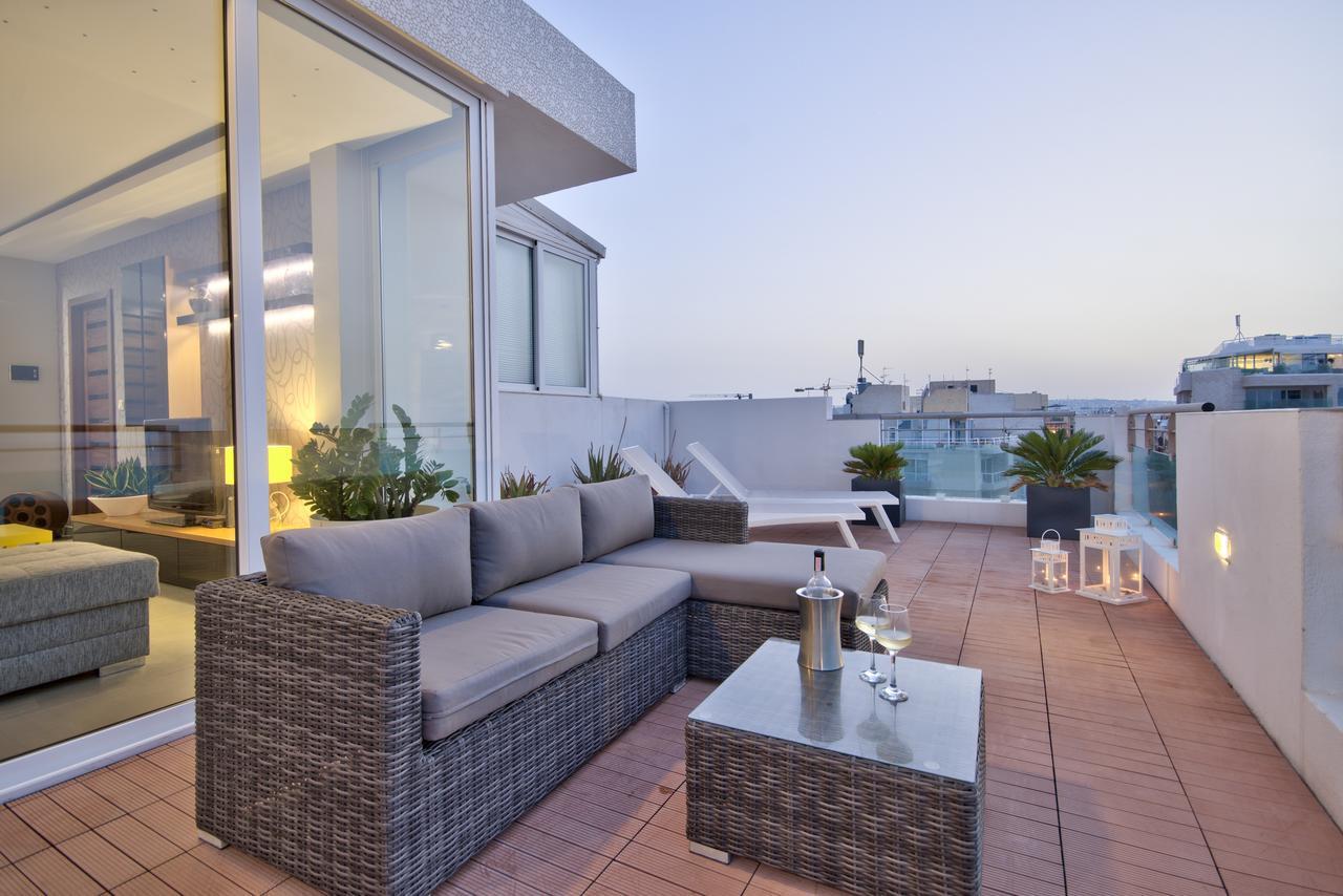 Magnificent Seafront 2-bedroom Penthouse *